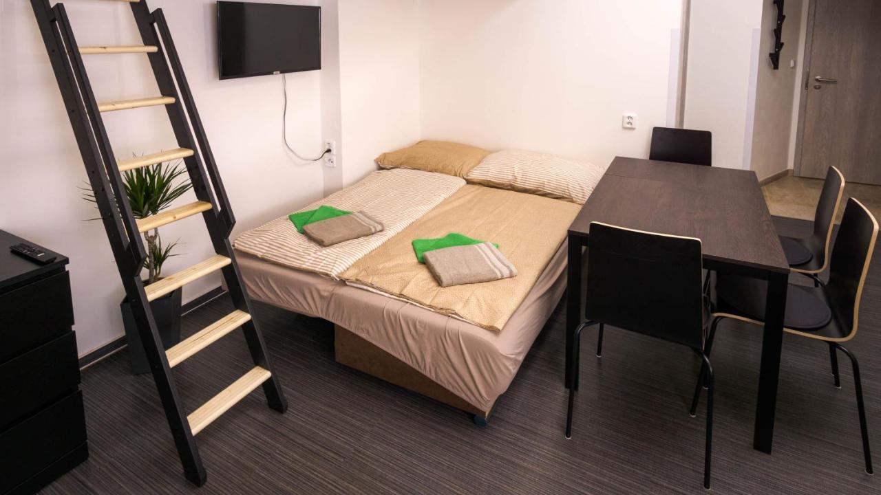Flying Bed Apartment Close To Prague Castle And Airport 外观 照片